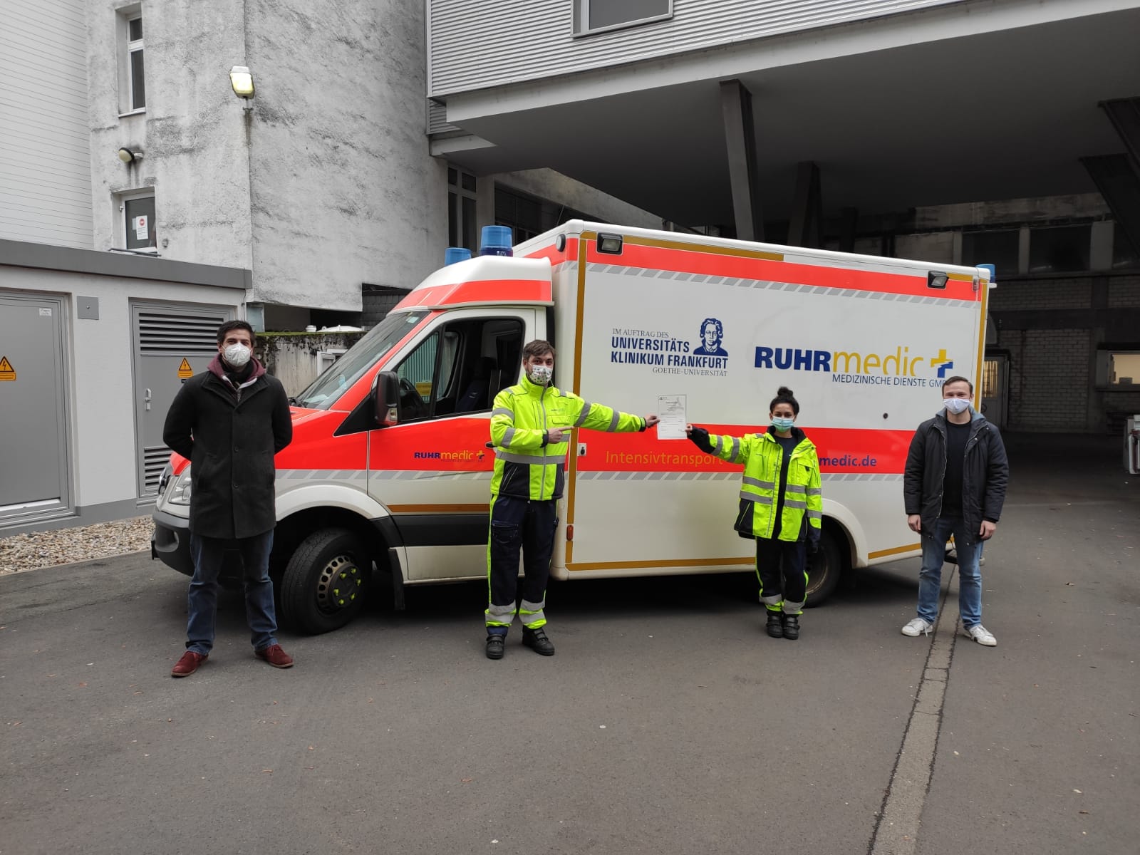Ein Teil des Ruhrmedic Teams mit dem Zertifikat vor einem Rettungswagen